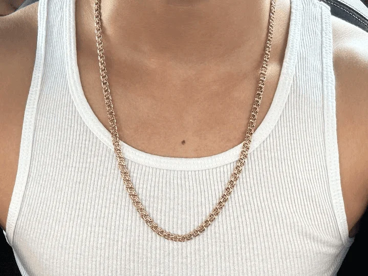 Cadena de oro sobre una camiseta blanca