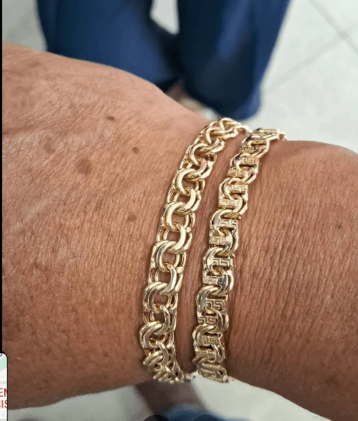 Dos esclavas de oro en la muñeca de un cliente